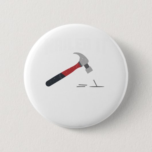 釘付けイットおもしろいハンマーと爪、 ネイル – 木工品。 缶バッジ (正面)