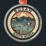 釜山韓国橋トラベルアートバッジ メタルオーナメント<br><div class="desc">釜山レトロベクトル旅行デザイン。韓国の港湾都市である釜山は、ビーチや山、寺院で知られている。</div>