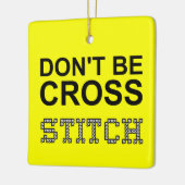 針仕事をしないでおもしろいくれ セラミックオーナメント (左)