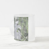 針葉樹の枝に生まれる フロストグラスマグカップ (正面左)