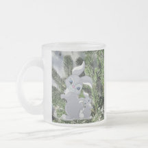 針葉樹の枝に生まれる