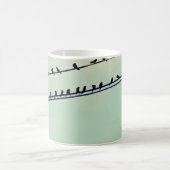 針金上の鳥、ヴィンテージ青空。 コーヒーマグカップ (中央)