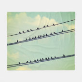 針金上の鳥、ヴィンテージ青空。 フリースブランケット (正面(横))