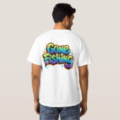 釣りに行くぞ!虹色の面白いキャラクターギフト 釣り好きへのプレゼントに Tシャツ (裏面フル)