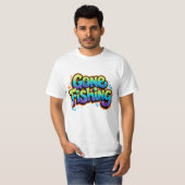 釣りに行くぞ!虹色の面白いキャラクターギフト 釣り好きへのプレゼントに Tシャツ (正面フル)