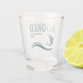 釣りのバチェラーパーティー 面白い 彼女は彼を釣り上げた ショットグラス (裏面)