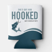 釣りのバチェラーパーティー 面白い 彼女は彼を釣り上げた 缶クーラー (裏面)