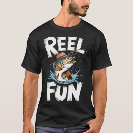 釣りの楽しさとリールの楽しい雰囲気 Tシャツ (正面)