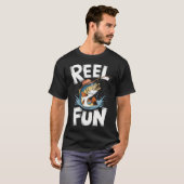 釣りの楽しさとリールの楽しい雰囲気 Tシャツ (正面フル)