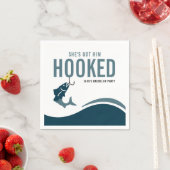 釣りの独身パーティー 面白い 彼女は彼を釣り上げた スタンダードカクテルナプキン (インサイチュ)