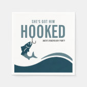釣りの独身パーティー 面白い 彼女は彼を釣り上げた スタンダードカクテルナプキン (正面)