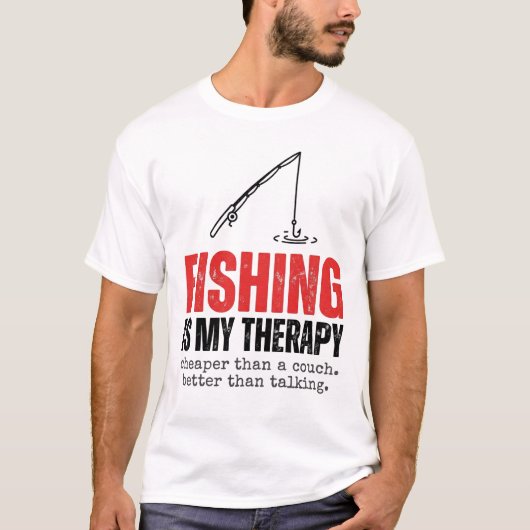 釣りは私のセラピー おもしろ フィッシャー ギフトTシャツ Tシャツ (正面)