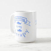 釣りは私のセラピー バナー リボンの引用 コーヒーマグカップ (正面左)