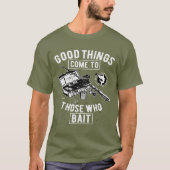 釣りをする者には幸運が訪れる Tシャツ (正面)