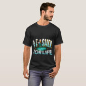 釣り人ライフデザイン ユニークな釣りギフトのアイデア Tシャツ (正面フル)
