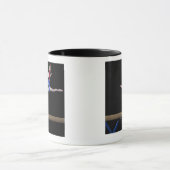 釣り合い梁2で跳躍している体育専門家(9-10) マグカップ (中央)