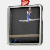 釣り合い梁2で跳躍している体育専門家(9-10) メタルオーナメント (左)