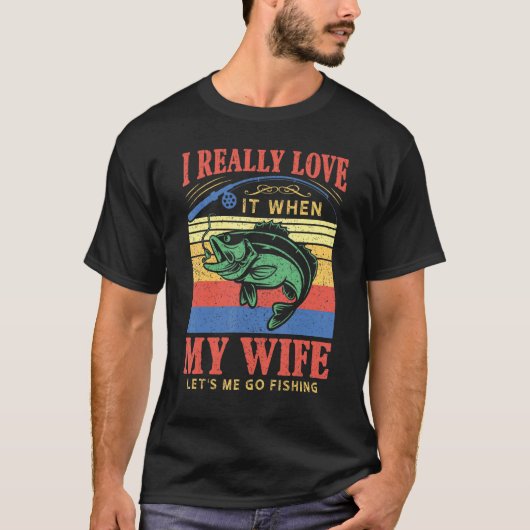 釣り好きな妻が大好きです 面白い釣りデザイン Tシャツ (正面)