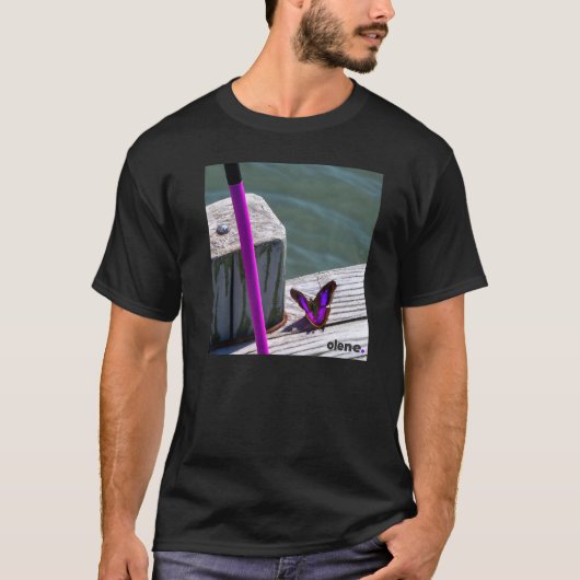 釣り桟橋の上の紫の蝶 Tシャツ (正面)