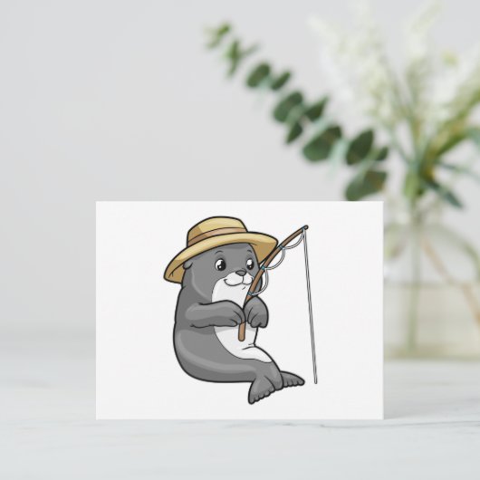 釣り竿と帽子で釣りを楽しむアザラシ ポストカード (スタンド正面)