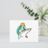 釣り竿と帽子をつけて釣りをしている魚 ポストカード (スタンド正面)