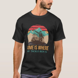 釣り道具箱がある場所が私のホーム。釣りアドベンチャー Tシャツ