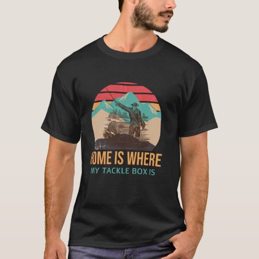 釣り道具箱がある場所が私のホーム。釣りアドベンチャー Tシャツ (正面)