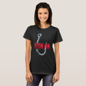 釣り針に引っかかった魚のTシャツ 釣り好きのためのおもしろグッズ Tシャツ (正面フル)