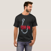 釣り針に引っ掛かった魚のTシャツ 釣り好き 釣り人 ユーモア Tシャツ (正面フル)