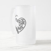 釣り針をかむ フロストグラスビールジョッキ (正面左)