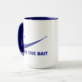 釣り釣り人コア – 釣り餌を取る マグカップ (正面左)