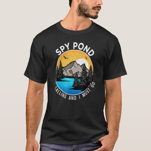 釣り ボート キャンプ 湖畔のスパイ池 Tシャツ (正面)