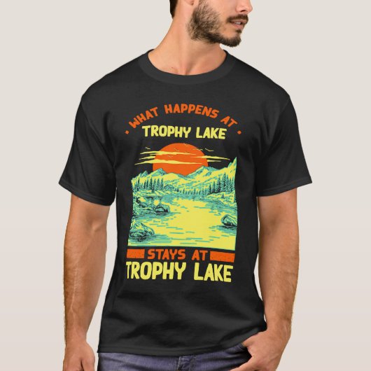 釣り ボート キャンプ 湖 休暇 トロフィー レイク Tシャツ (正面)