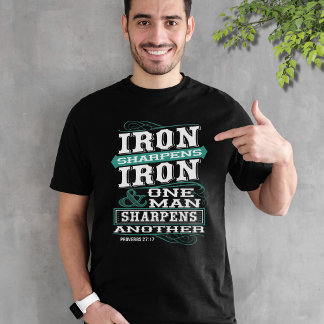鉄は鉄を研ぐ - 男は男を研ぐ Tシャツ
