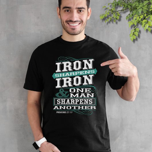 鉄は鉄を研ぐ - 男は男を研ぐ Tシャツ