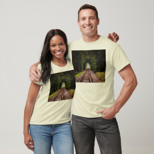 鉄道の緑の美しい景色 Tシャツ