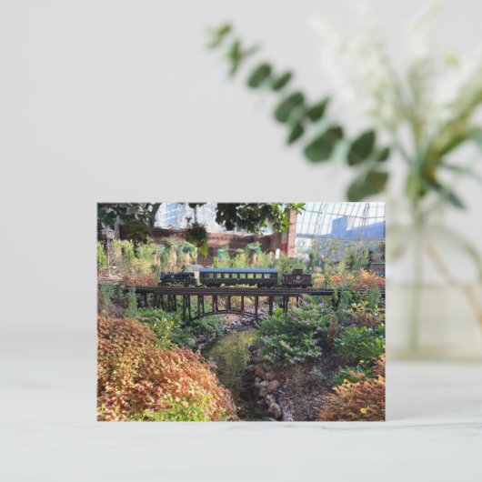 鉄道模型が新河川の峡谷を乗り越える ポストカード (スタンド正面)