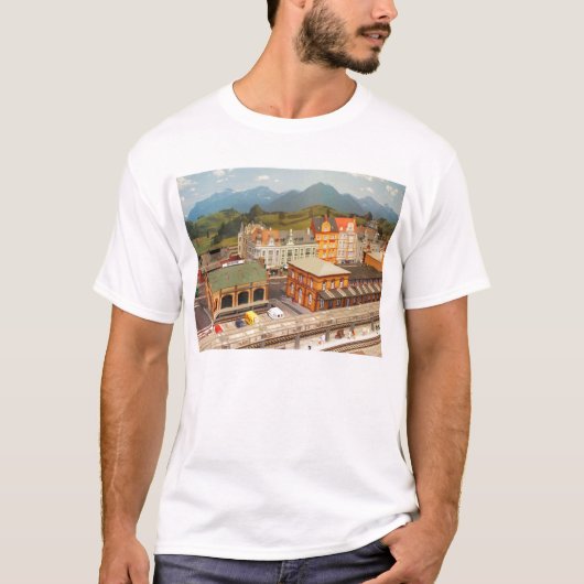 鉄道模型の駅と町 Tシャツ (正面)