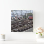 鉄道駅の時計に到着する旅客列車 スクエア壁時計 (ホーム)