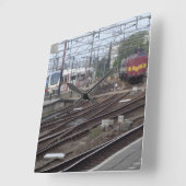 鉄道駅の時計に到着する旅客列車 スクエア壁時計 (傾斜)