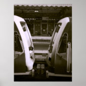 鉄道駅ホームでの2列車のクローズアップ ポスター (正面)