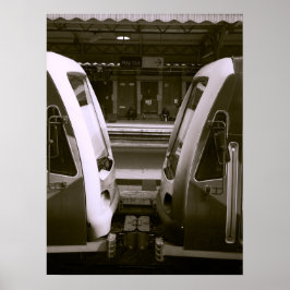 鉄道駅ホームでの2列車のクローズアップ ポスター
