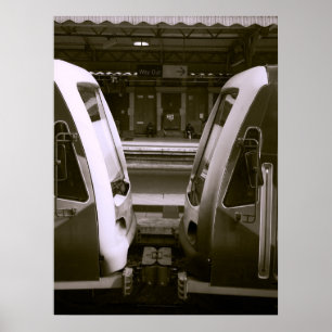 鉄道駅ホームでの2列車のクローズアップ ポスター