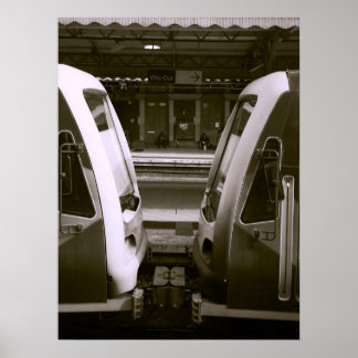 鉄道駅ホームでの2列車のクローズアップ ポスター