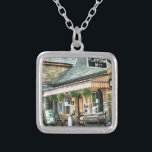 鉄道駅 シルバープレートネックレス<br><div class="desc">セバーンかわいらしバレー鉄道の趣のあるハンプトン・ロード駅。イギリス</div>