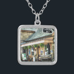 鉄道駅 シルバープレートネックレス<br><div class="desc">セバーンかわいらしバレー鉄道の趣のあるハンプトン・ロード駅。イギリス</div>