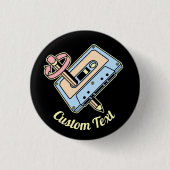 鉛筆つきオーディオカセット 缶バッジ (正面)