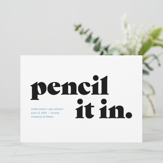 鉛筆で予定を書き込む タイポグラフィック・セーブ・ザ・デート セーブザデート (スタンド正面)