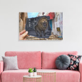 鉛筆とカメラ – 強いライオン キャンバスプリント (インサイチュ (リビング))