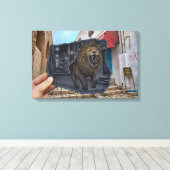 鉛筆とカメラ – 強いライオン キャンバスプリント (インサイチュ (ウッドフロア))